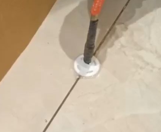 当涂瓷砖空鼓维修公司专业解答瓷砖在铺贴过程中，如果没有涂抹均匀到位的粘结材料（如水泥砂浆或瓷砖胶），可能会导致以下问题