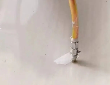 当涂瓷砖空鼓维修公司专业解答在瓷砖铺贴过程中，如果使用的砂料过粗（如全部使用了粗砂），可能会导致以下问题