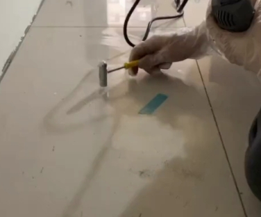 当涂瓷砖开裂维修公司专业分享瓷砖在铺贴前如果没有沥干水分，将会导致以下问题